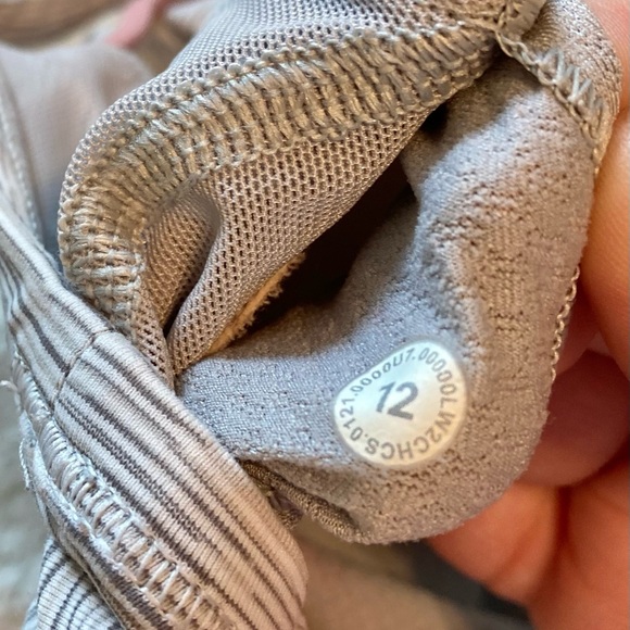 Lululemon strappy sports bra size 12 - Picture 3 of 3